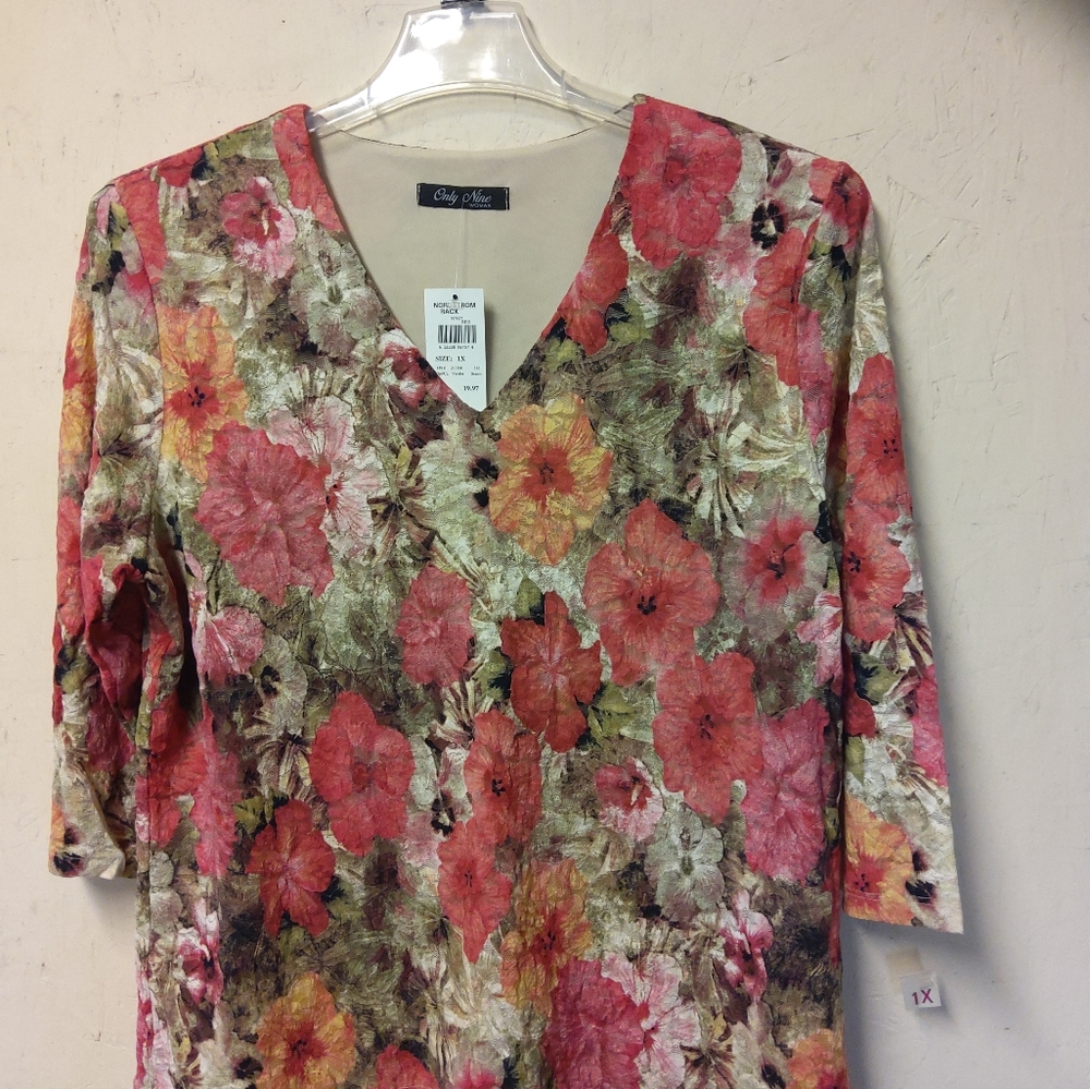 Only Nine Woman V-Neck Flowered Top 3/4 Sleeves